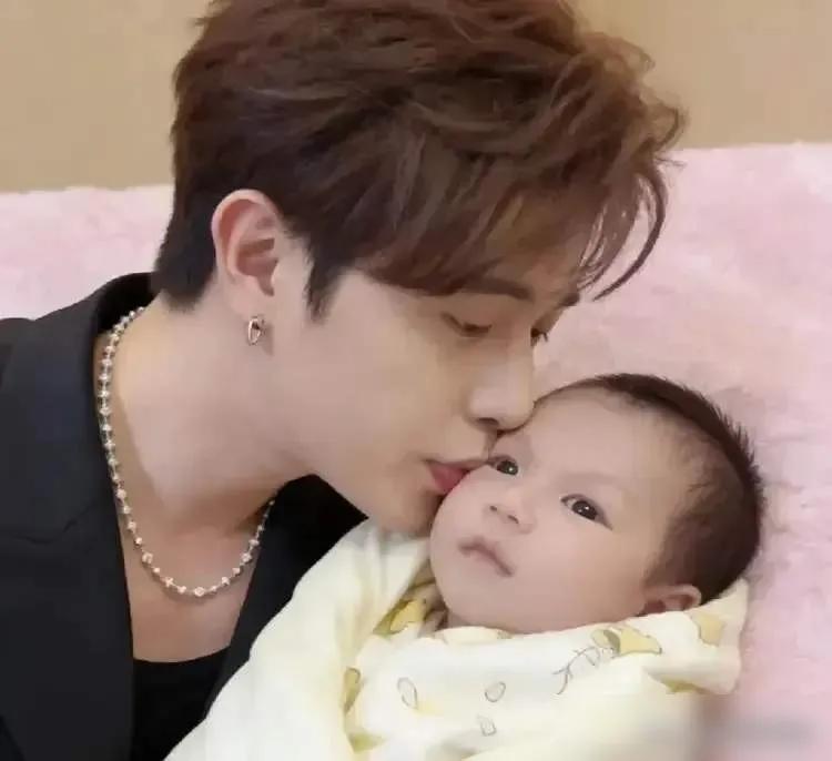 30岁复旦女，带娃要220万去年辞了万元月薪高管岗，生了七斤半的童漾。孩子至今