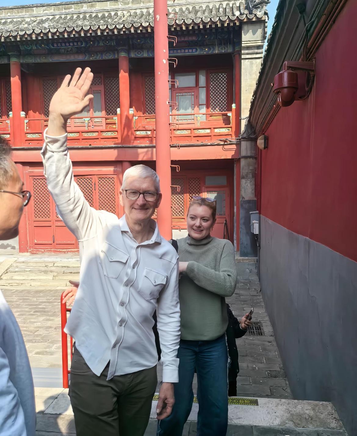 库克现身雍和宫10月14日，苹果公司执行董事长库克现身北京雍和宫游览。从网友