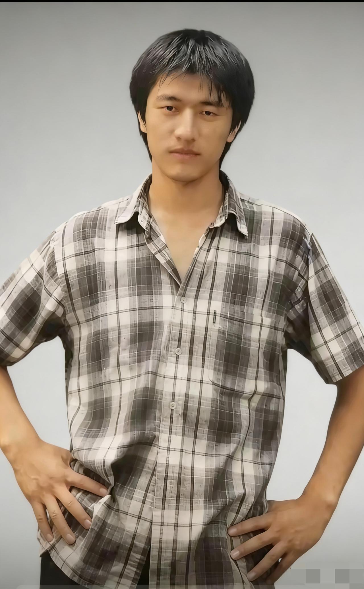 刷到张雪峰大学时期的旧照，我直接看呆了。棱角分明、五官硬朗，眼神里满是桀骜不