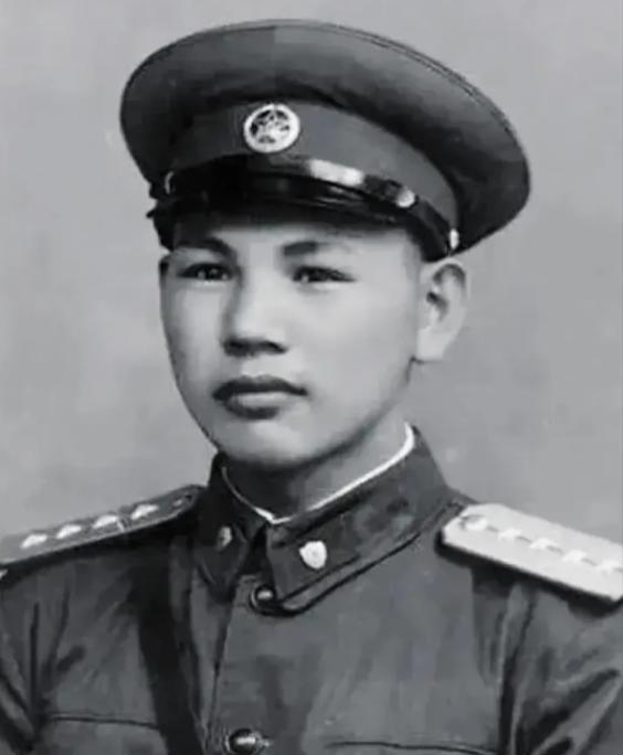 1945年，八路军在公路上伏击日军，排长见日军人数太多，就下令撤退，谁知一个小战