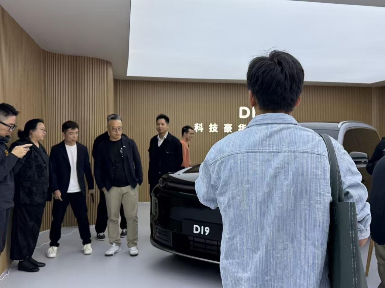 小鹏汽车总裁王凤英和小米汽车高级顾问胡峥楠参观零跑展台被网友拍到了，看得出来两位