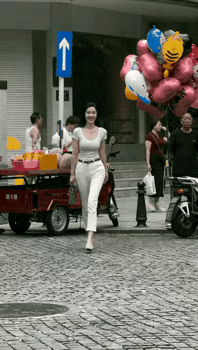 女子的颜值，女子的身材，女子的气质，看起来都是非常出众的，如果参加选美的话，以她