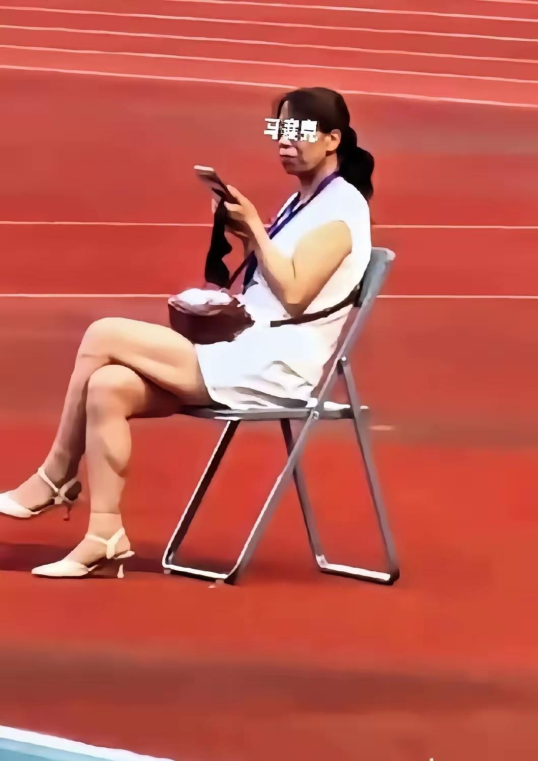 平凉奏国歌翘腿玩手机女子，全网声讨只是开端，更糟糕的还在后面：第一，难逃严