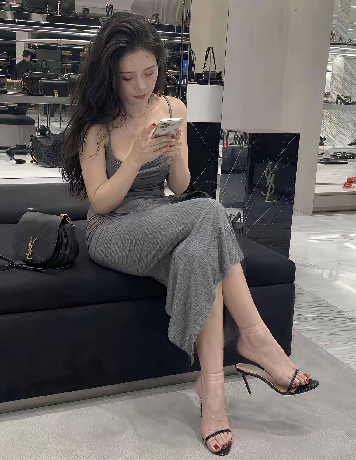 穿着这鞋，完全就是高跟凉拖，脚脖子上为什么还会有两道这么深的勒痕？果然是不走寻