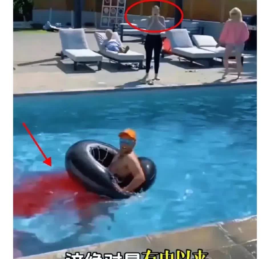 哈哈哈哈哈哈哈！！！！一男子温泉泡澡时尿急，偷偷尿掉一泡，没想到水面出现