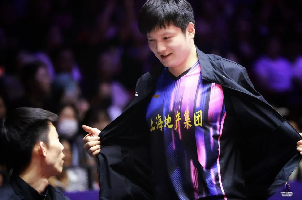 为什么林德爆料他到上海参加训练，还和樊振东对练就被全网热议呢？要我说这事得怪樊