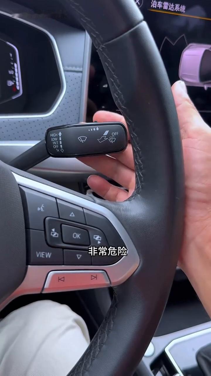 遇到下雨天开车还要注意这个按键。遇到下雨天开车，雨刮器已经打开了，但是视线还是