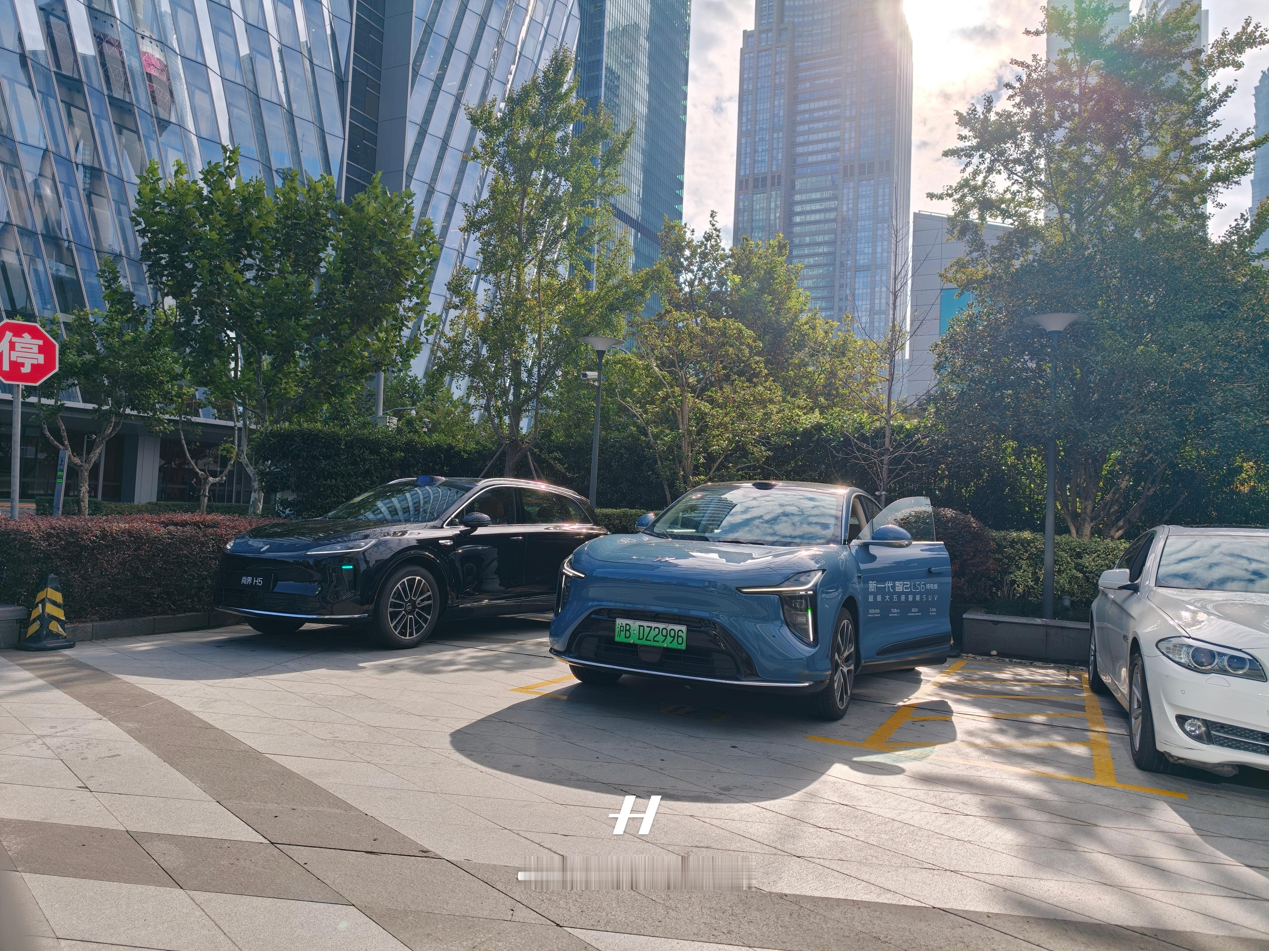 上汽太努力了!早上送小姚上班,上汽已经把一台尚界h5、一台智己ls6给送到楼下了