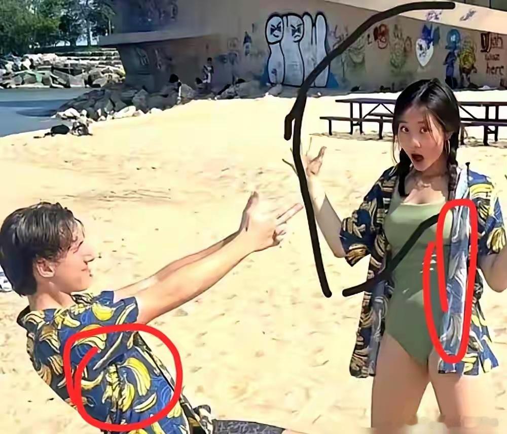 黄多多那张沙滩照又炸锅了。17岁，异国男生单膝跪地，两人笑得那叫一个甜。看热闹的