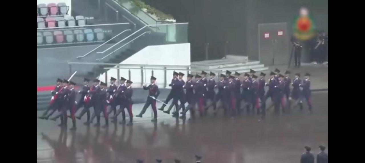 香港警察走正步，这可能是我最近几天最开心的事了。他们取消了英国的风笛模式，采用