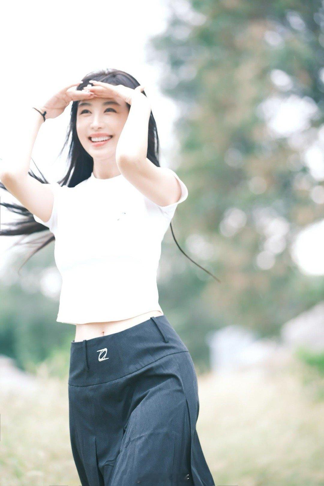李菲儿溢出屏幕的鲜活感于时光的画布上，李菲儿以鲜活之姿勾勒生活的美好。她拍照时