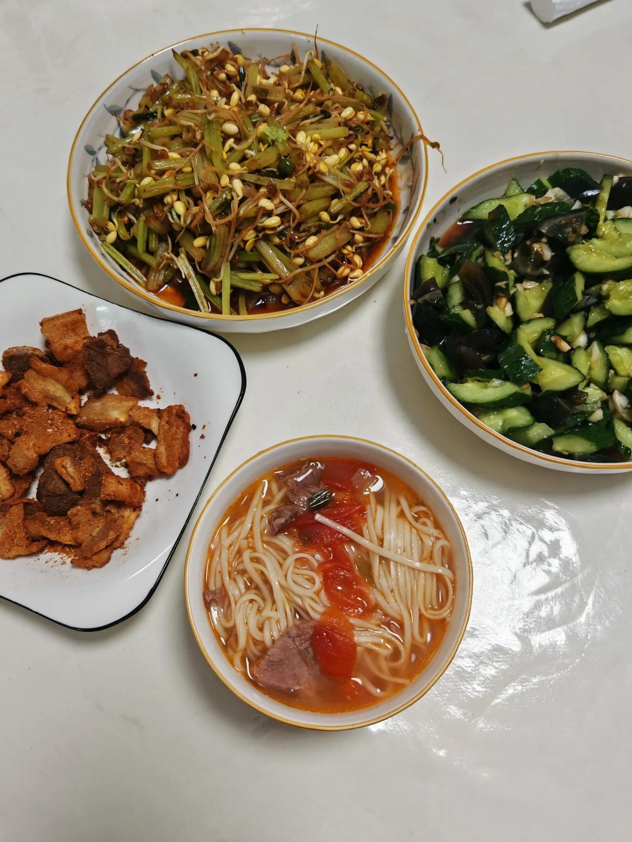 2025.4.28晚饭🥢📋豆芽炒芹菜📋烤五花肉📋皮蛋拌黄瓜一周菜