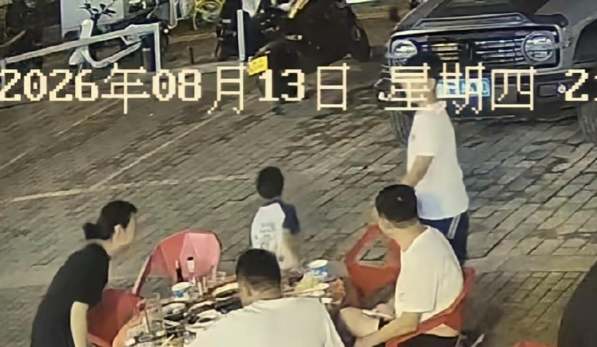 西安一家五口吃烤肉，最后那名男子左右张望后拿起手机佯装打电话，没结账就溜了，店家