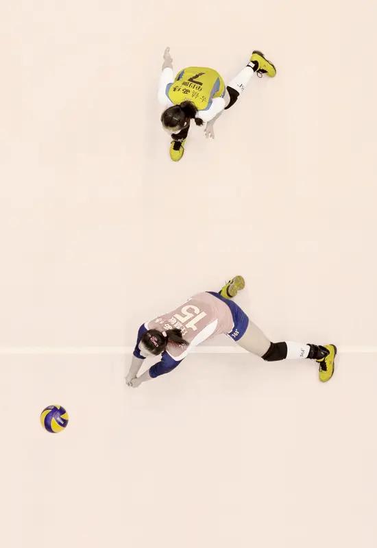 天津女排那可是排坛的传奇之师！多年来，她们在国内赛场上叱咤风云，冠军拿到手软。就