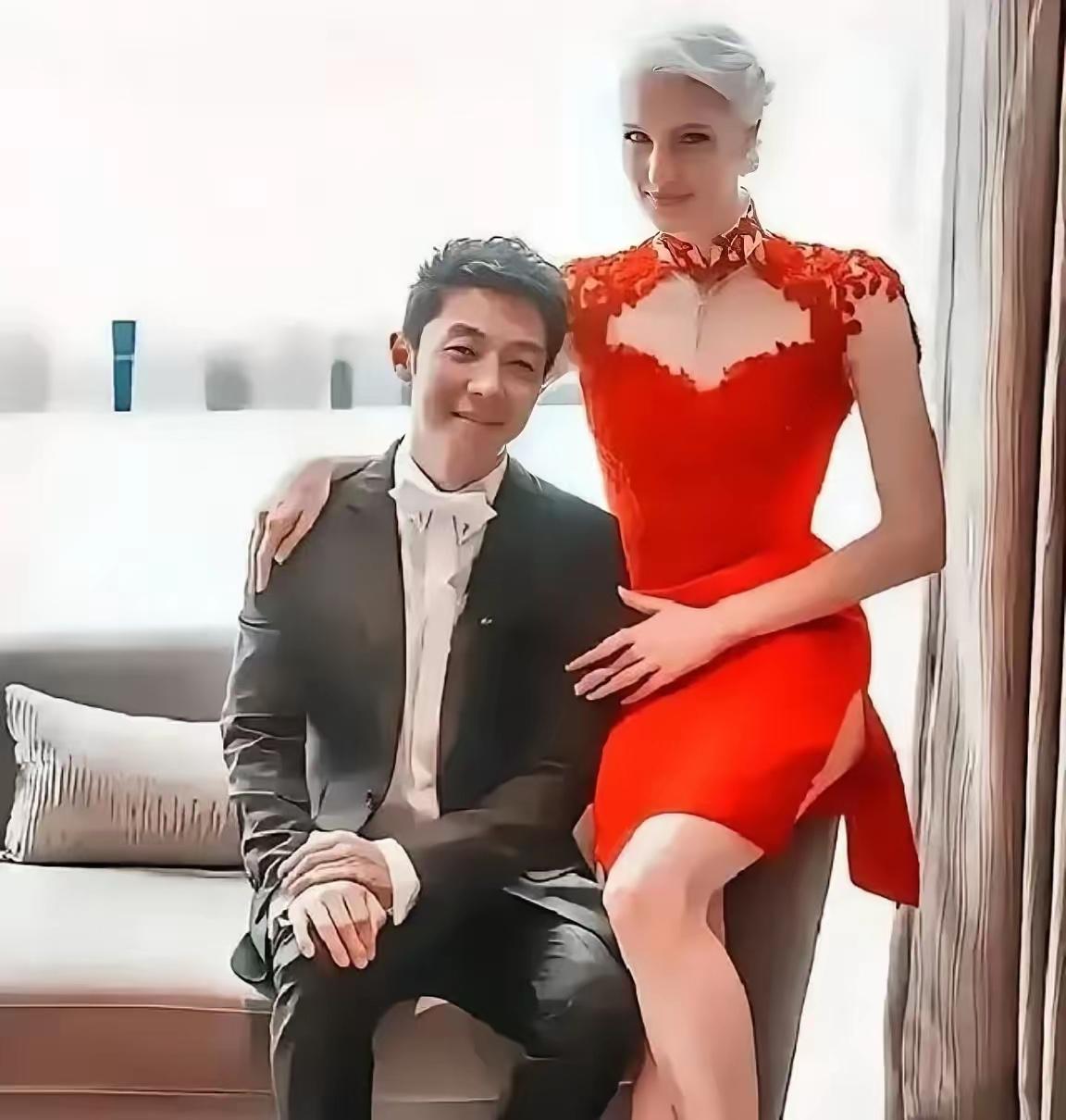 八年前，亿万豪门千金李白执意嫁给撒贝宁，和父亲决裂，当时多少人觉得她“傻”。毕竟