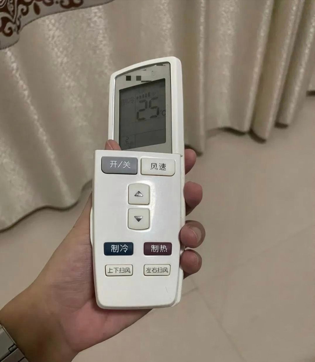 无意中把空调遥控器摔了才发现别有洞天
