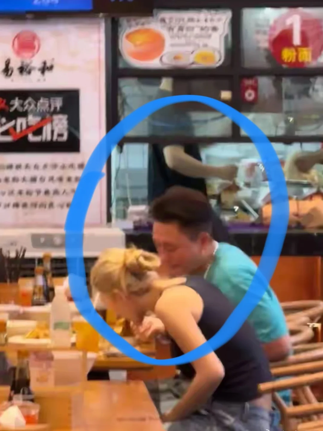 黄宗泽带港姐一起嗦粉