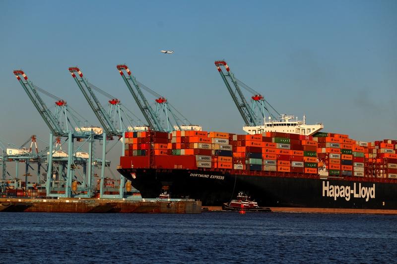 8月份美国的贸易逆差大幅缩窄，只有596亿美元。但是美国出口只略增0.1%，美国