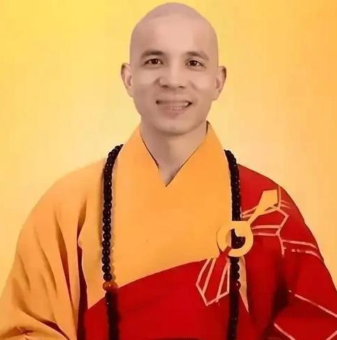 少林寺新方丈释印乐，上任才十个月，少林寺收入一下少了许多，香客们上山，发现连高