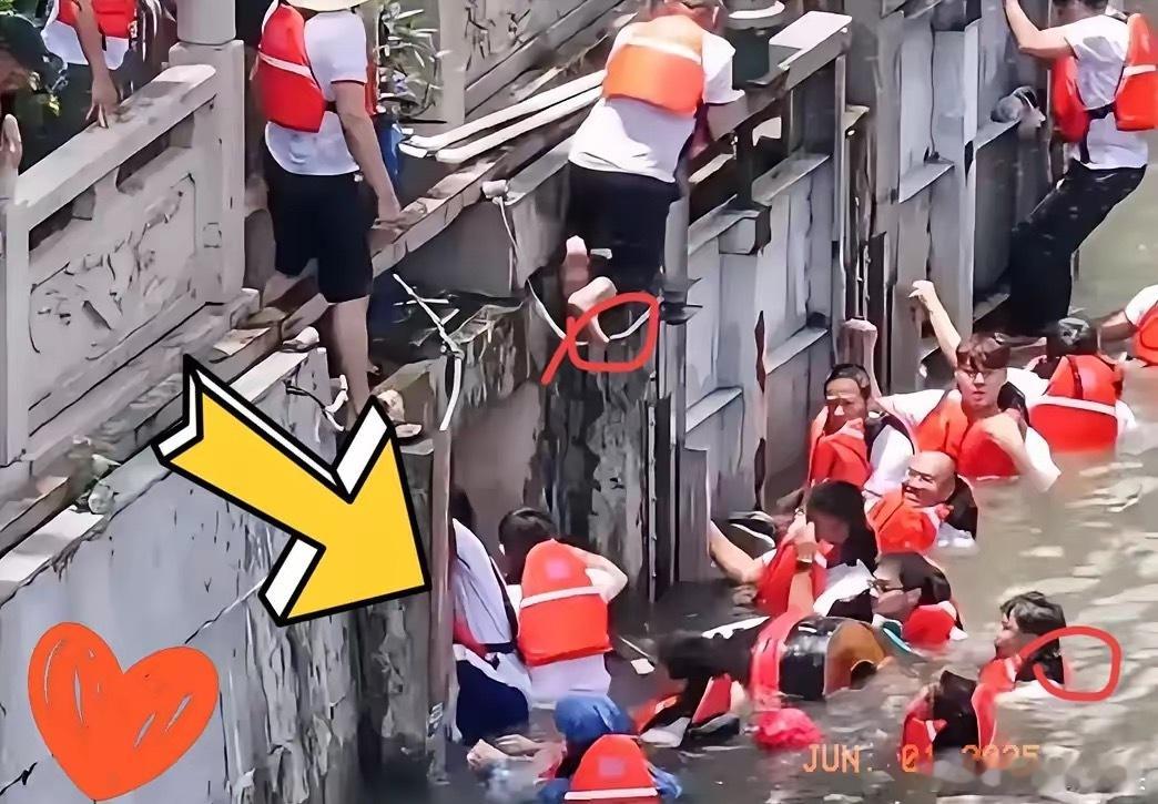 震惊！猎德龙船翻船真相曝光！​猎德龙船翻船的原因，不是因为打鼓的小伙子没站稳，​