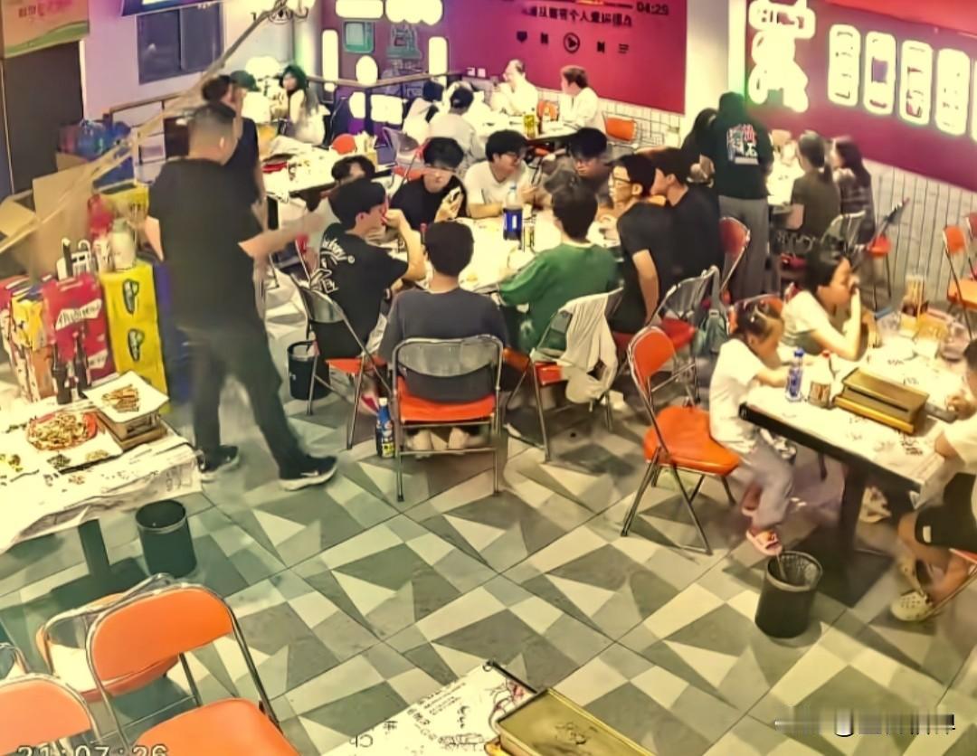 近日在湖北黄石，七夕当天，吕同学和几位高中好友打完球，相约来到烧烤店吃烧烤。大