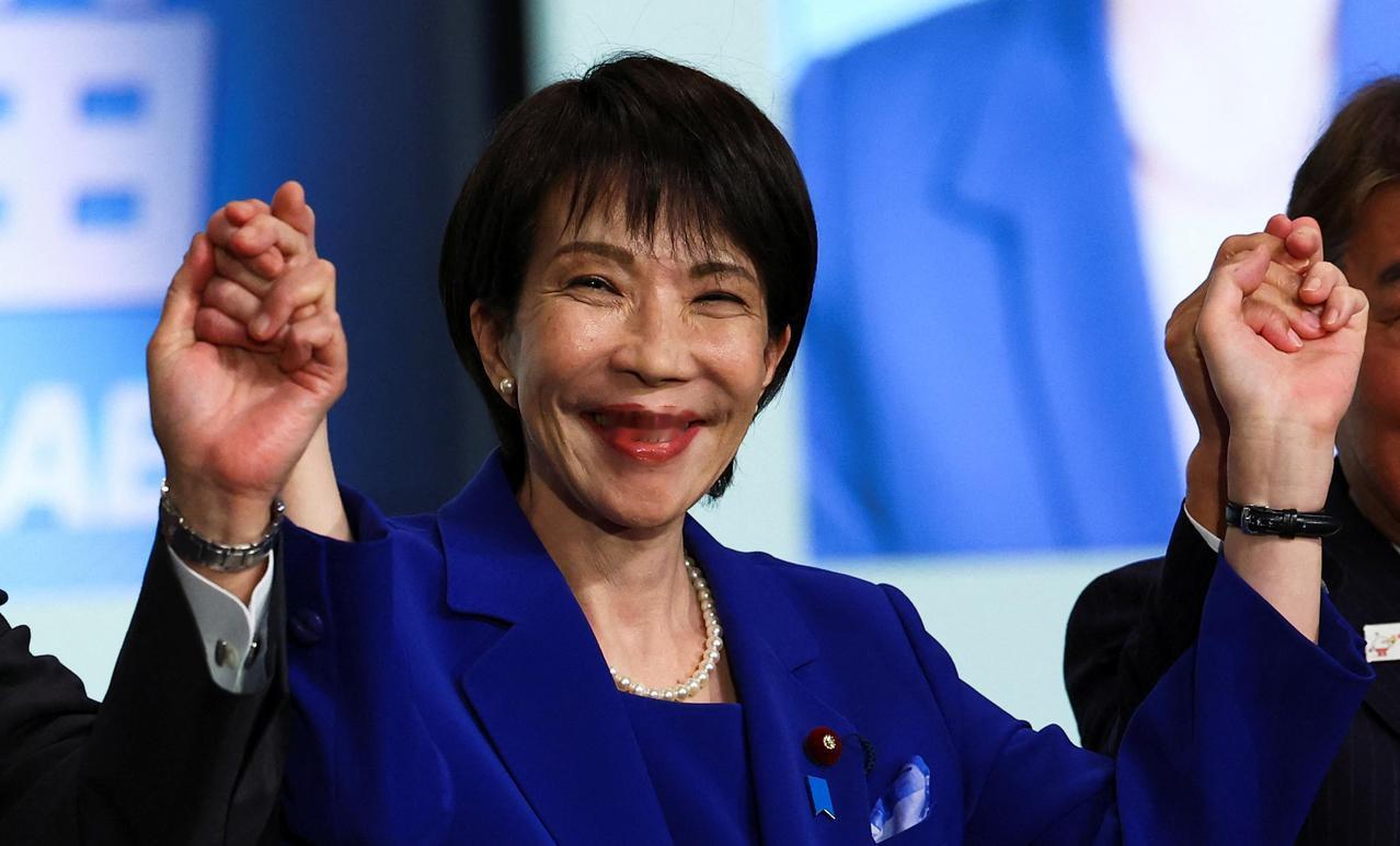 回旋镖来得太快了！就在高市早苗叫嚣武装介入台海仅仅7天后，这把火没烧到中国，先烧