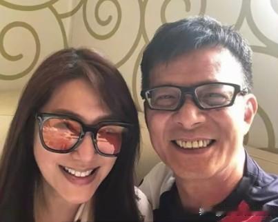 任达华盖章黄日华的恋情。他说关宝慧是一个满族女孩，人很好，和华哥很般配，希望黄