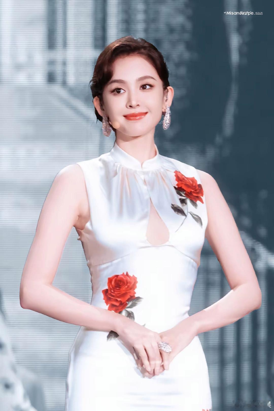 古力娜扎的玫瑰旗袍造型太绝！玫瑰元素点缀的旗袍勾勒出曼妙身姿，配上她的明艳五官，