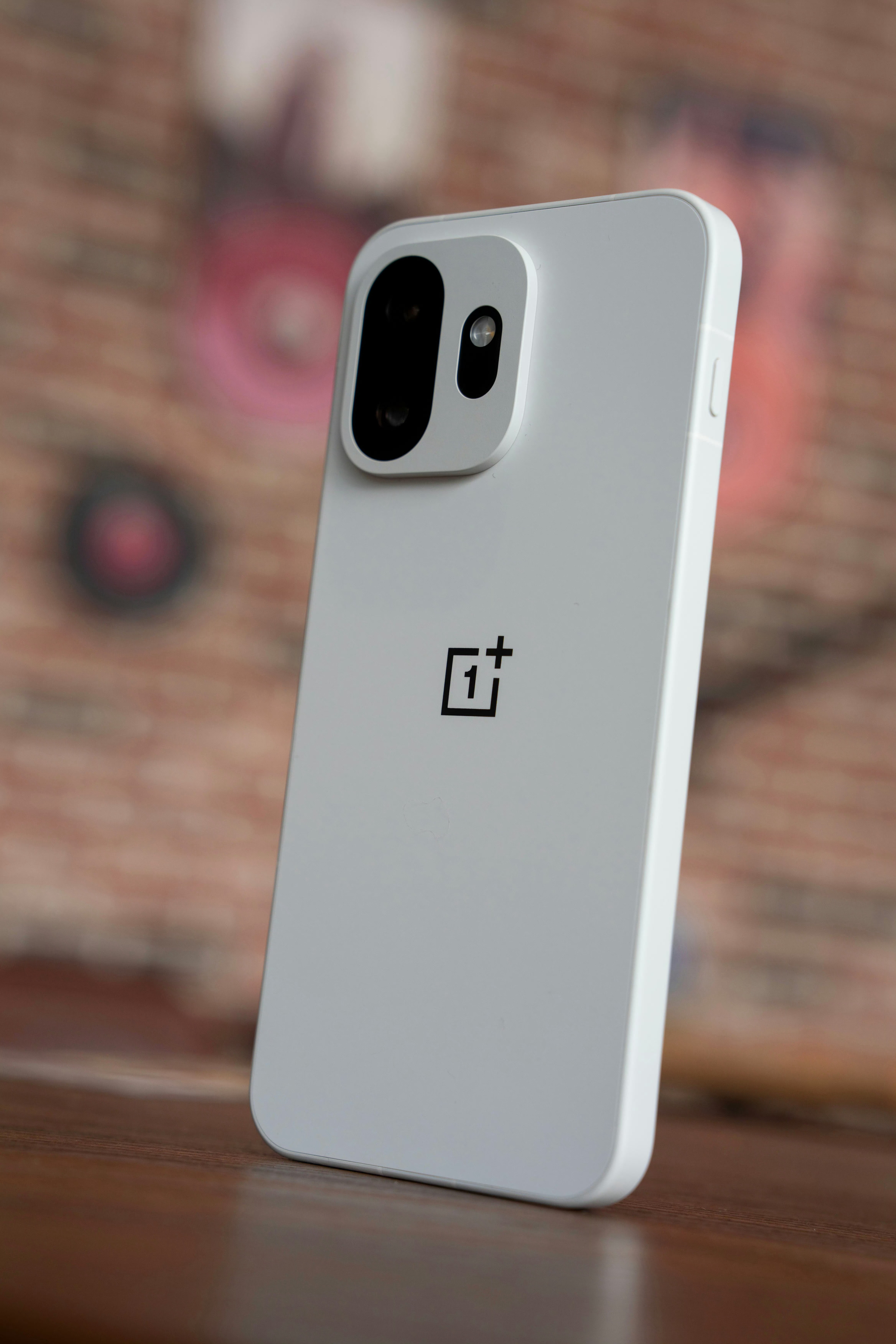 内存涨价潮刚开始，最吃亏的肯定是第一个发布新机的，特别是中高旗舰机。因为内存涨价