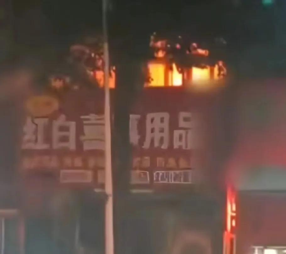 5月15日凌晨，湖南平江安定镇发生一起令人痛心的火灾，事发地为一家红白喜事商铺。