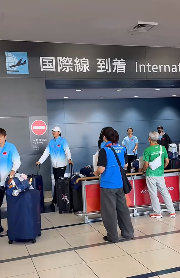 中国女排抵达日本：赖亚文自己拖行李箱