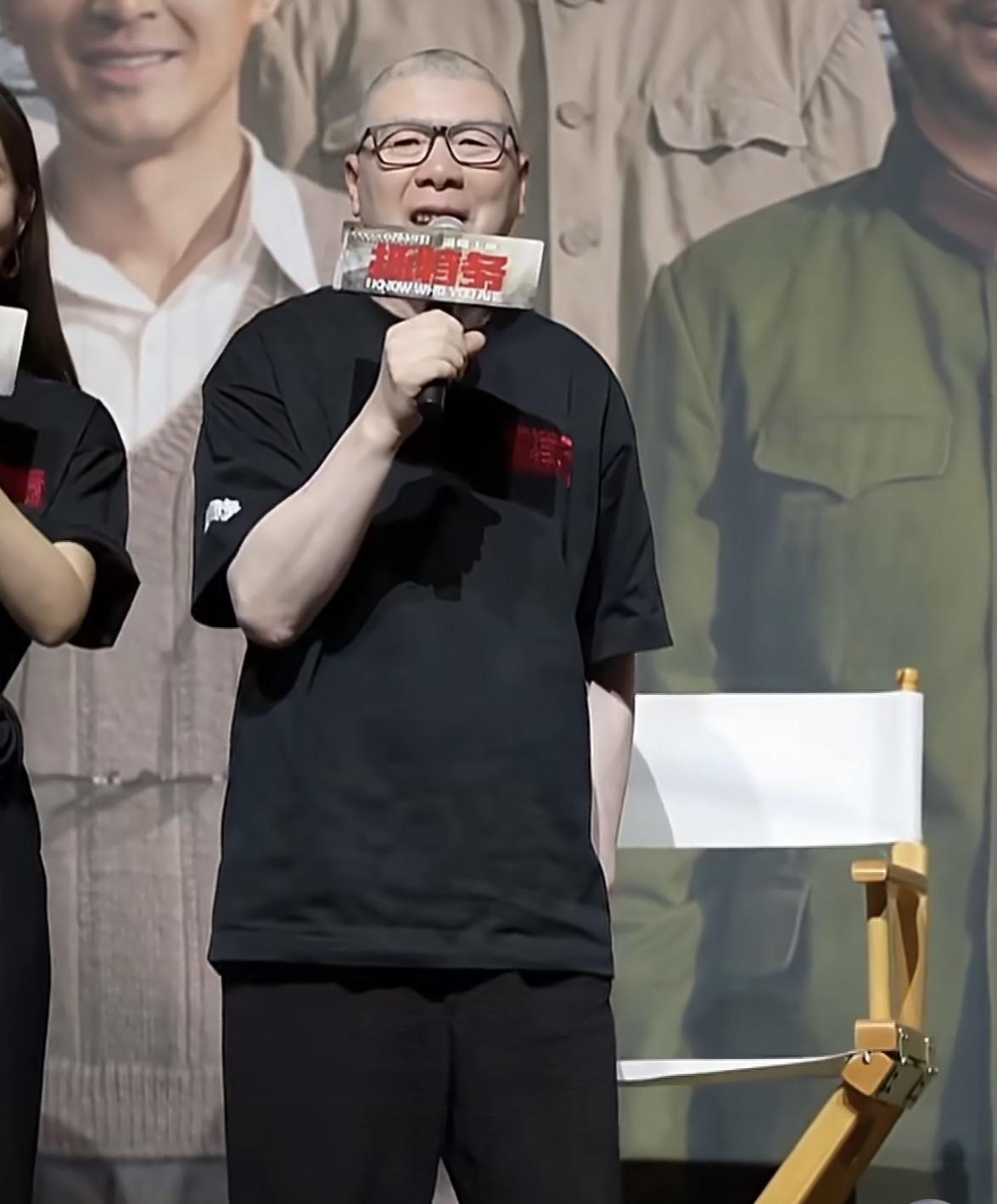 这是《抓特务》北京首映礼现场——冯小刚当众朝徐帆鞠了一躬，嗓音有点哑："她跟我一