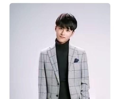 一个小小的演员，竟然敢打现役军人最近有演员因为打了现役军人被曝光，网上骂声特别