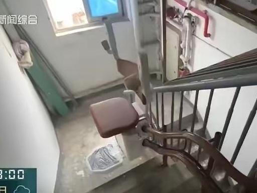 花6万装爬楼机方便全楼，结果遭遇了大反转？上海有一女子，为了让78岁的老母亲