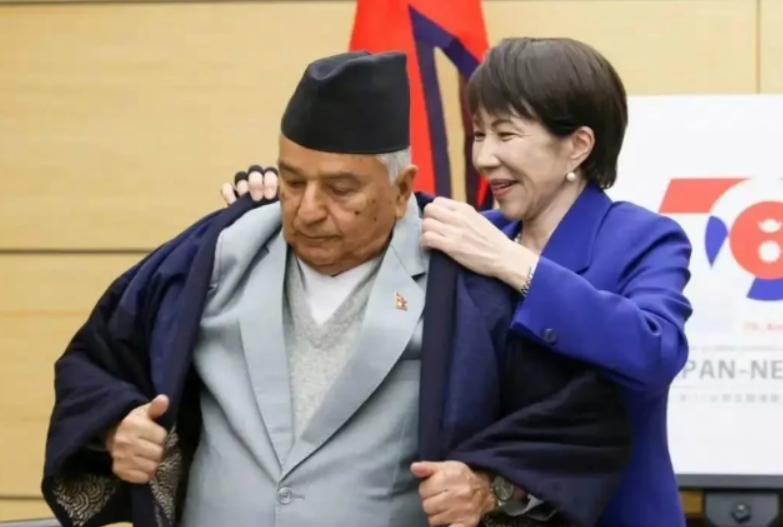 你们是不是发现，现在围绕在中国周边的几个国家正在积极向日本靠拢，新加坡、菲律宾、