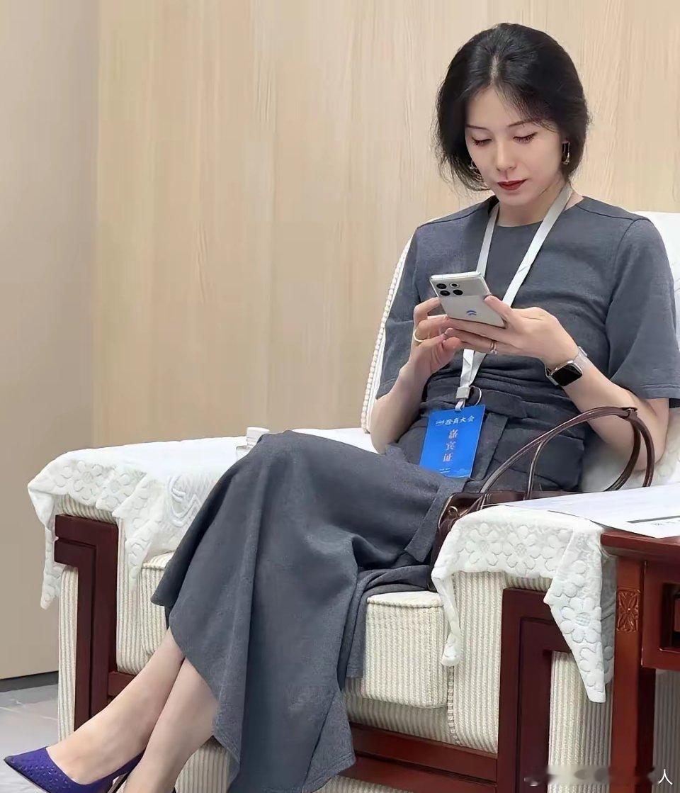 蔚来老板娘是真的漂亮，非常有气质，用的手机壳也是蔚来的标，不过看不出用的什么手机