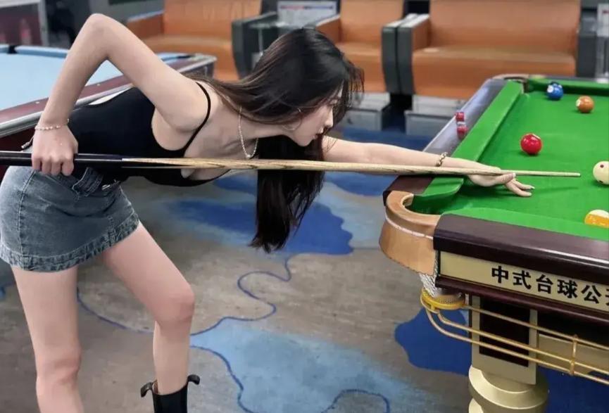 “白嫖上瘾？”重庆一男子半夜去台球厅，点了位美女助教陪玩，结果越打越兴奋，直接干
