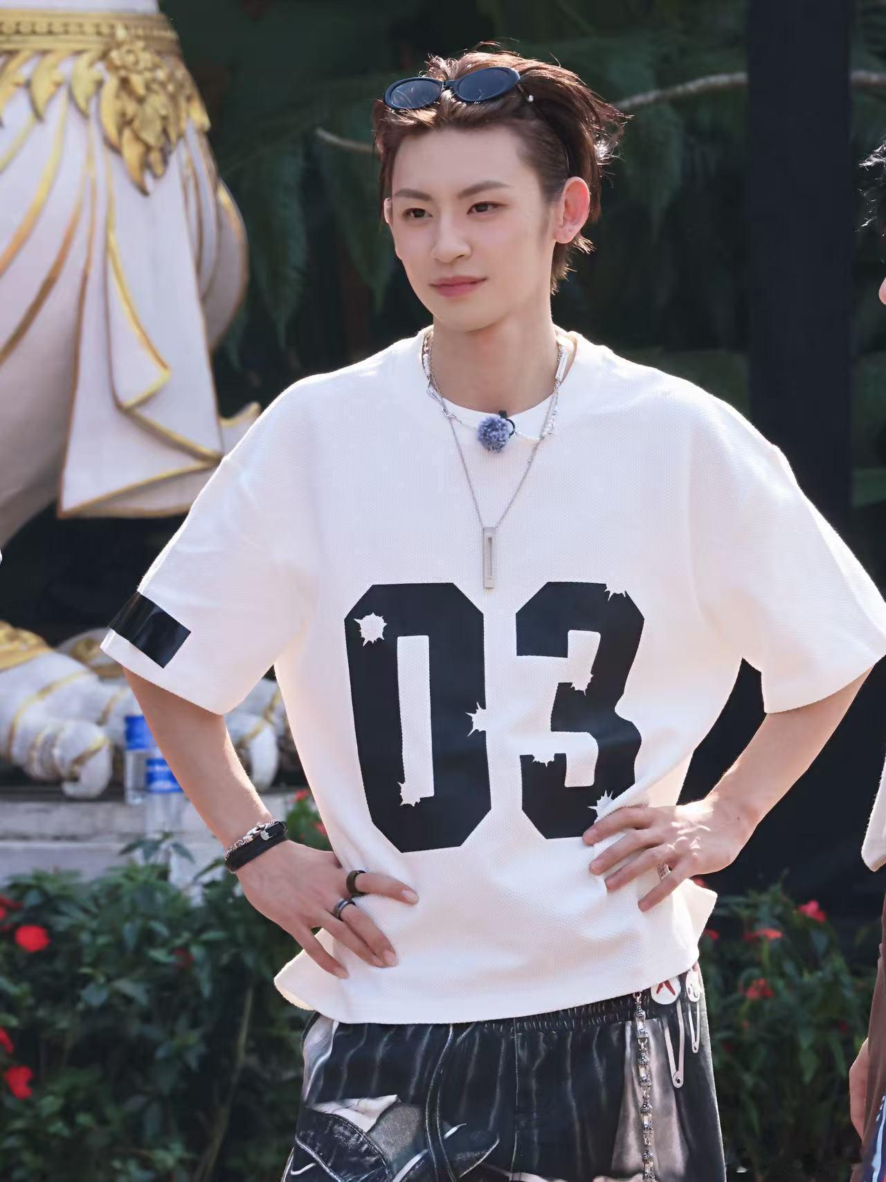 小鬼拱火拱到自己身上小鬼被姚晓棠的鸡翅打了这一段真的看一次笑一次，小鬼完美诠释