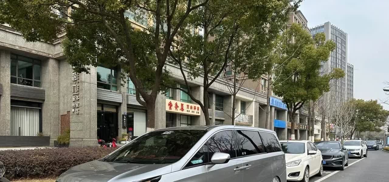 下巴都掉地上了好好一台车，非要改个外八，难看得要死