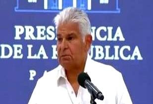 “巴拿马是个有尊严的国家，不接受施压！”这话刚喊出来，手就伸向了美国。这手操