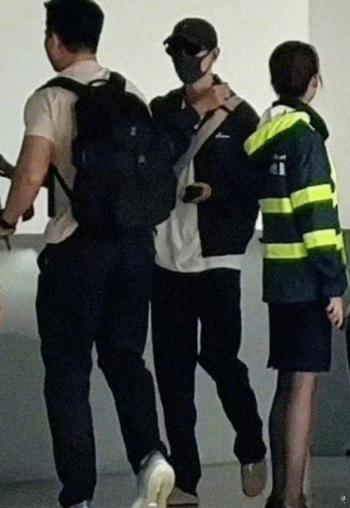 肖战澳门出发三天三城，从剧组到晚会再回归拍摄——肖战的行程仿佛一场与时间的赛跑。