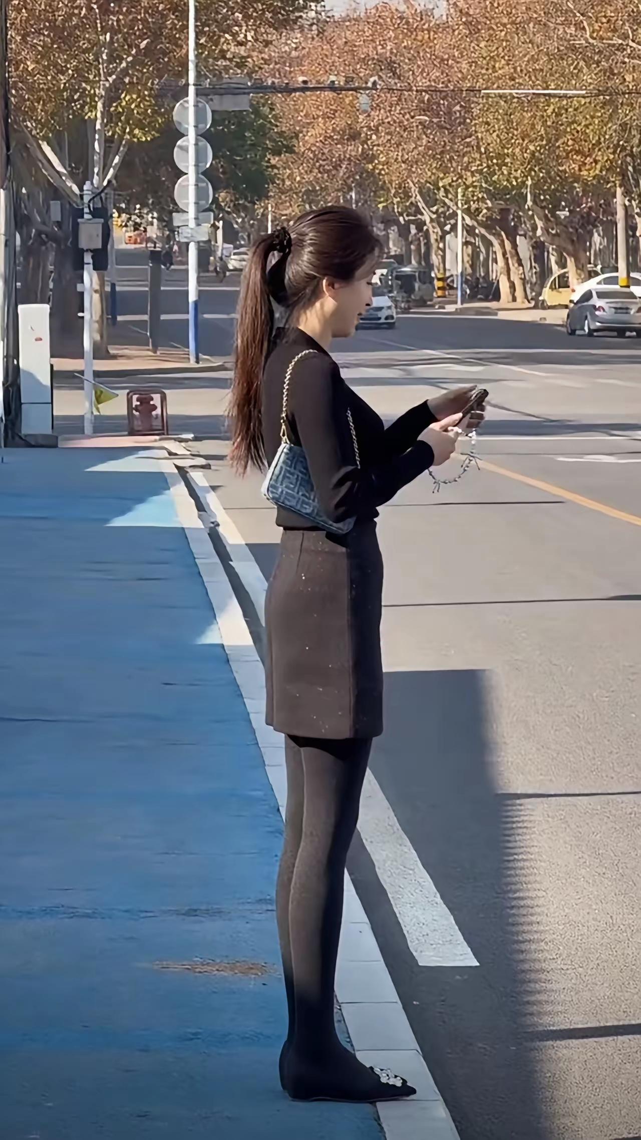 是不是挺面熟？是不是在哪里见过？眼神有点甜轻熟女神范轻熟风拍照