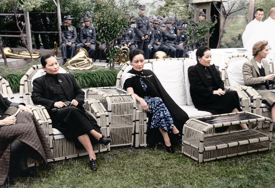 1943年，宋氏三姐妹于重庆举办国际新闻发布会。画面里，她们优雅落座，宋庆龄、宋