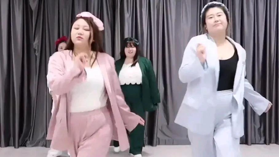 杨天真跺脚变装：肉感秒变“纸片人魔术”跺脚三下瘦成闪电？杨天真这波变装堪比“气