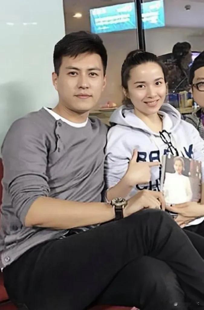 靳东和妻子同框，她好漂亮，温柔，气质佳。两人一看就是一家人，般配到家了，难怪靳东