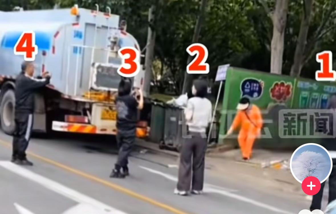 摆拍，似乎已逐渐成为了日常工作！山东省烟台市招远的一个广场上，2个环卫工人正