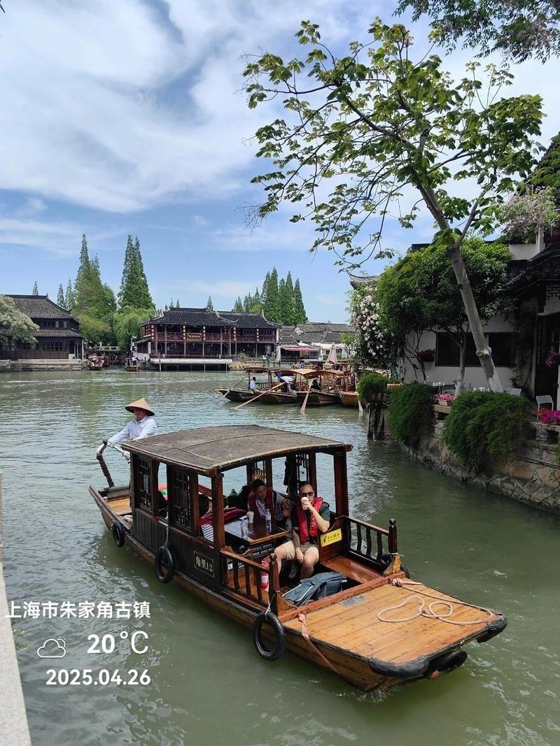 随便在上海街头对付一口早饭得花10块，中午就算吃个最普通的快餐也得25块，就这点