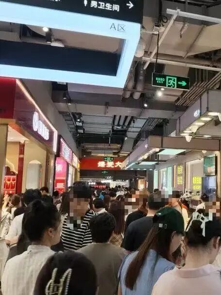 金价连日大跌! 深圳水贝被挤爆, 网友: 比菜市场人还多;一个月内, 金饰克价跌了约100元, 多家品牌纷纷调价