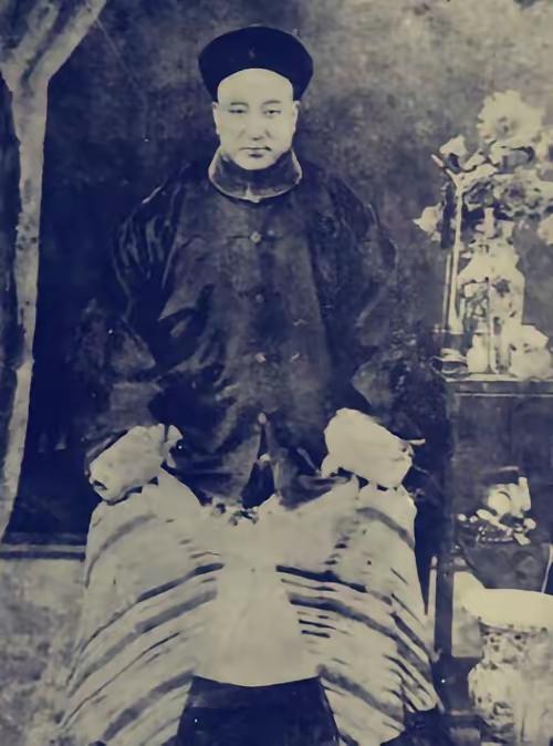 1876年，云南鹤庆一个卸任回乡的将领，路过金沙江边时停下了脚步。他站在江边，看