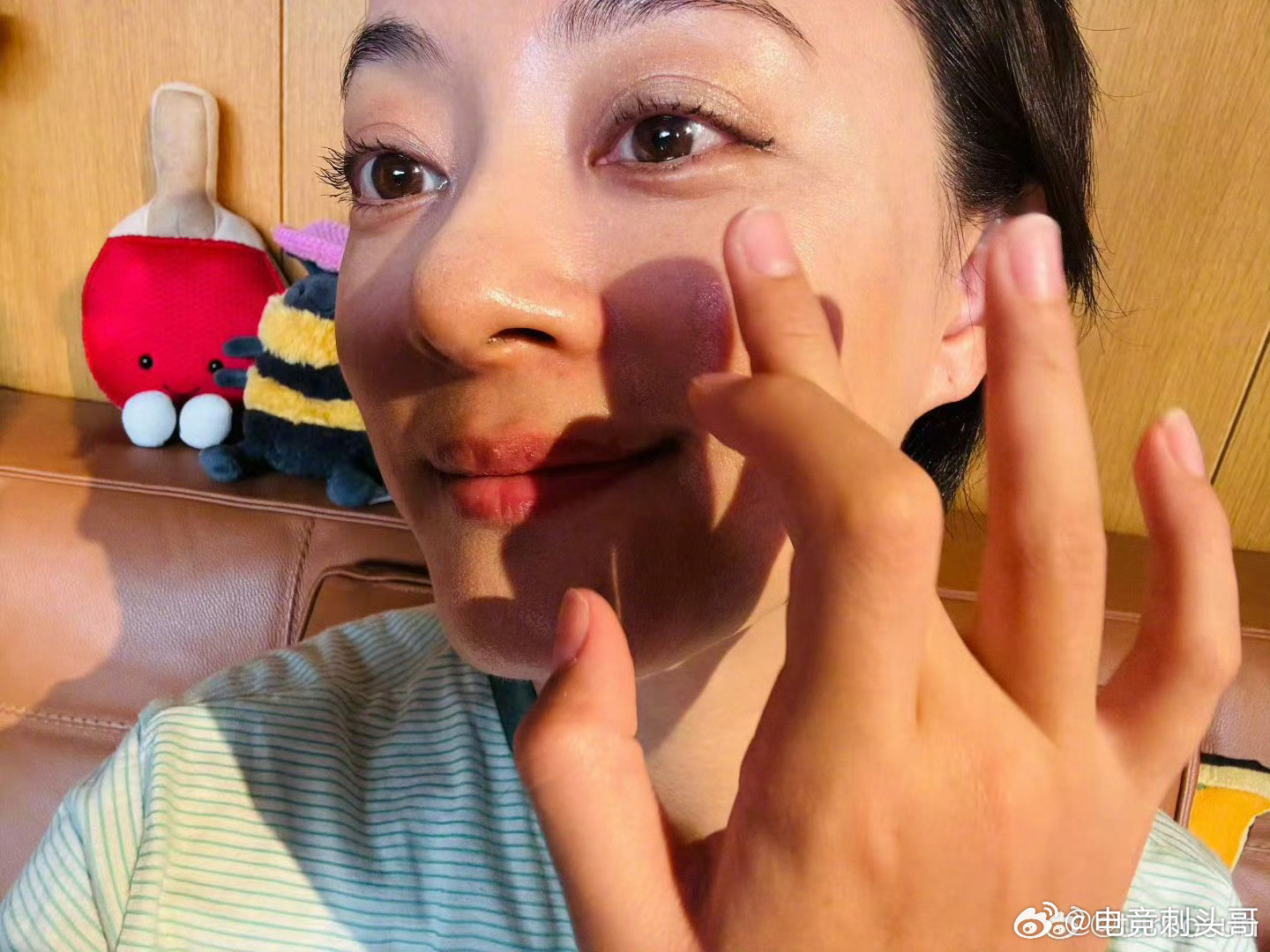 孙俪晒女儿化的妆被孙俪和女儿的日常戳到了，每天解锁女儿亲手画的盲盒妆容，看着孩子